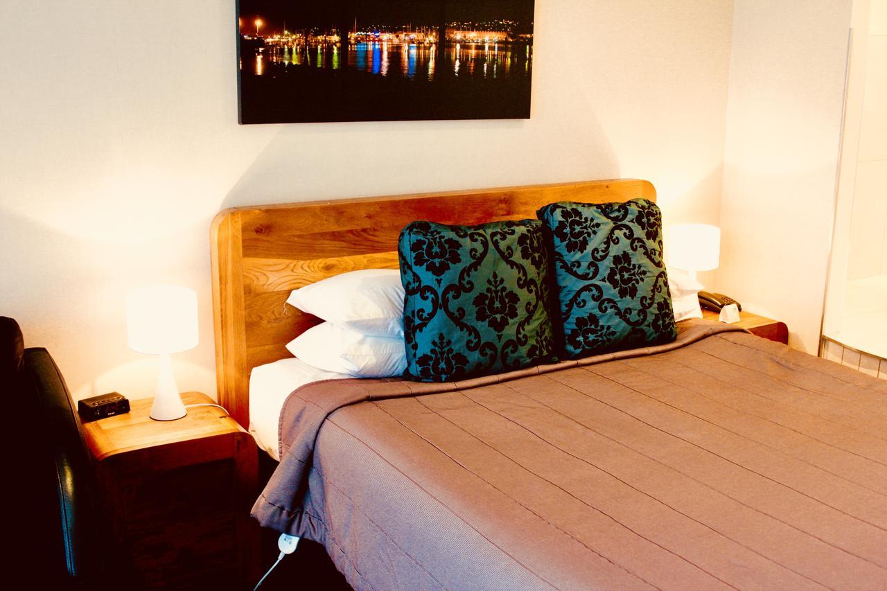 Hotel The Nautilus Napier Exterior foto A bedroom at the hotel