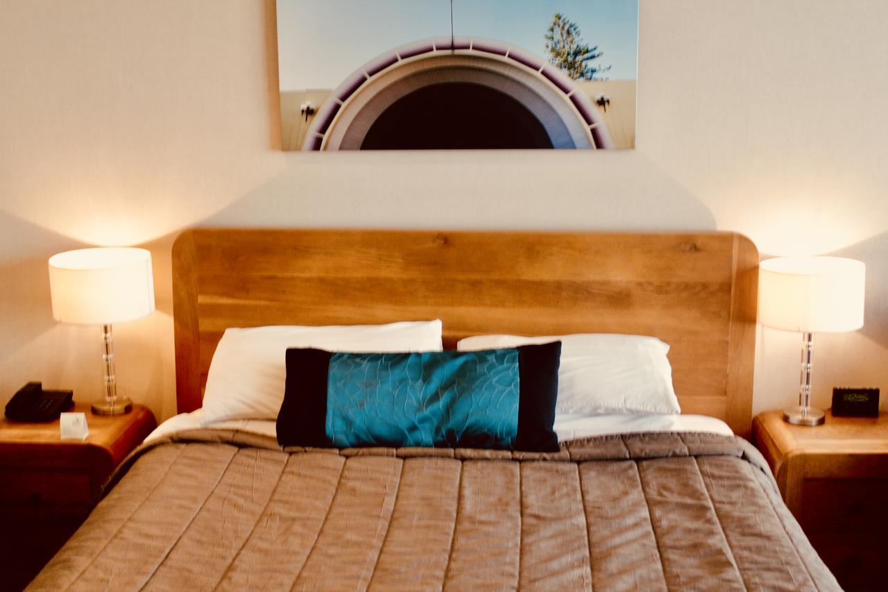 Hotel The Nautilus Napier Exterior foto A bed with a throw pillow