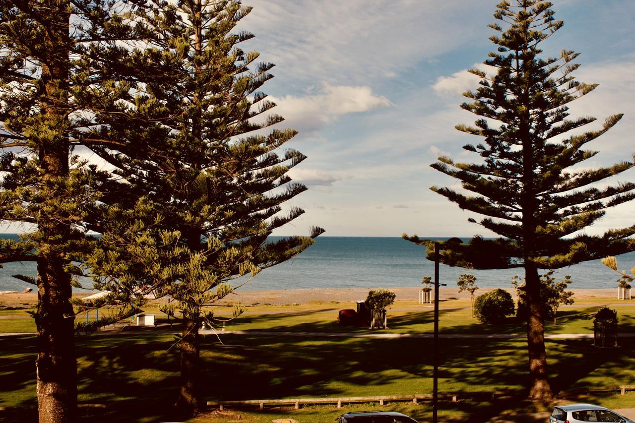 Hotel The Nautilus Napier Exterior foto View of the beach from the main street