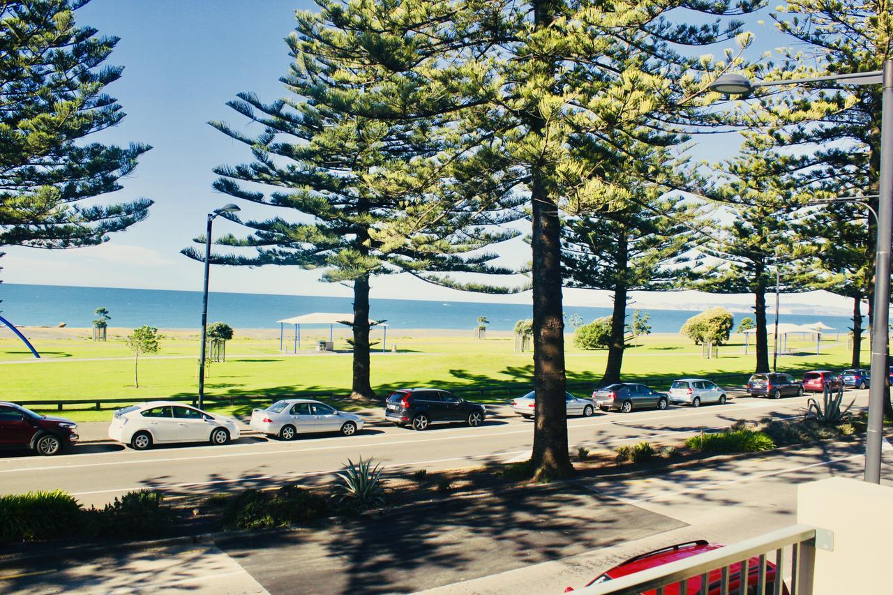 Hotel The Nautilus Napier Exterior foto View of the beach from the main street